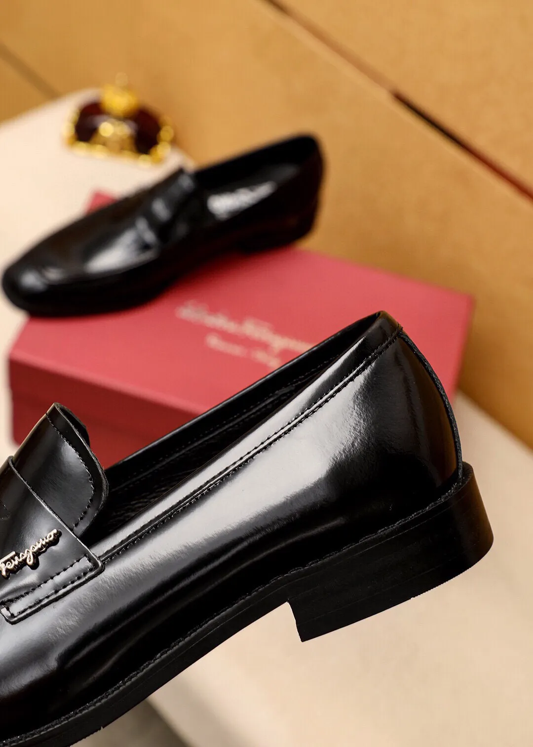 Men's shoes 💰400 💐 Product trademark: Ferragamo "Ferragamo" casual leather shoes Regular size: 39-44 (38.45.46🉑️Customized) Product materials: Selected imported open-edge beaded calfskin upper + classic hardware buckle, imported pig leather lining. Strong three-dimensional visual effect, non-slip and wear-resistant combination outsole Color: 1⃣️color optional